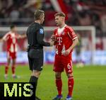 08.02.2026, Fussball Bundesliga 2025/2026, 21.Spieltag, FC Bayern München - TSG 1899 Hoffenheim, in der Allianz-Arena München,  v.li: Schiedsrichter Tobias Stieler im Disput mit Joshua Kimmich (FC Bayern München) 