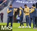 08.02.2026, Fussball Bundesliga 2025/2026, 21.Spieltag, FC Bayern München - TSG 1899 Hoffenheim, in der Allianz-Arena München,  Die Spieler von Hoffenheim mit ihren Handys vor dem Spiel auf dem Rasen der Arena. li: Fisnik Asllani (TSG 1899 Hoffenheim)  