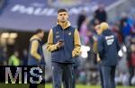 08.02.2026, Fussball Bundesliga 2025/2026, 21.Spieltag, FC Bayern München - TSG 1899 Hoffenheim, in der Allianz-Arena München,  Die Spieler von Hoffenheim mit ihren Handys vor dem Spiel auf dem Rasen der Arena. Albian Hajdari (TSG 1899 Hoffenheim) 