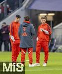 08.02.2026, Fussball Bundesliga 2025/2026, 21.Spieltag, FC Bayern München - TSG 1899 Hoffenheim, in der Allianz-Arena München,  Vor dem Spiel auf dem Platz, v.li: Aleksandar Pavlovic (Bayern München), Tom Bischof (Bayern München),  Joshua Kimmich (FC Bayern München), 