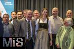09.02.2026, Bad Wörishofen im Unterallgäu, Parteiveranstaltung zur Kommunalwahl 2026, Freie Wähler laden ein in den Kursaal. Zu Gast ist Hubert Aiwanger (links, Stellvertretender bayerischer Ministerpräsident, Staatsminister für Wirtschaft, Landesentwicklung und Energie, Bundes- und bayerischer Landesvorsitzender der Freien Wähler) hier beim Gruppenfoto, re: Felizitas Schauer aus Bad Wörishofen (ehem. bayerische Jagdkönigin) 