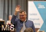 09.02.2026, Bad Wörishofen im Unterallgäu, Parteiveranstaltung zur Kommunalwahl 2026, Freie Wähler laden ein in den Kursaal. Bürgermeisterkandidat Paul Gruschka (Freie Wähler) winkt in den Saal.