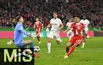 11.02.2026, Fussball DFB-Pokal 2025/2026, Viertelfinale, FC Bayern München - RB Leipzig, in der Allianz-Arena München. Luis Diaz (FC Bayern München) erzielt das 2:o gegen Torwart Maarten Vandevoordt (RB Leipzig) 


