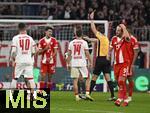 11.02.2026, Fussball DFB-Pokal 2025/2026, Viertelfinale, FC Bayern München - RB Leipzig, in der Allianz-Arena München. 
Aleksandar Pavlovic (Bayern München)  sieht die gelbe Karte,
