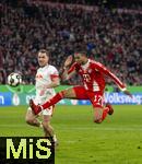 11.02.2026, Fussball DFB-Pokal 2025/2026, Viertelfinale, FC Bayern München - RB Leipzig, in der Allianz-Arena München. re: Michael Olise (FC Bayern München) springt in den Ball. li: David Raum (RB Leipzig) 