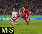 11.02.2026, Fussball DFB-Pokal 2025/2026, Viertelfinale, FC Bayern München - RB Leipzig, in der Allianz-Arena München. re: Michael Olise (FC Bayern München) springt in den Ball. li: David Raum (RB Leipzig) 