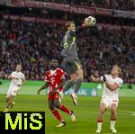 11.02.2026, Fussball DFB-Pokal 2025/2026, Viertelfinale, FC Bayern München - RB Leipzig, in der Allianz-Arena München. Torwart Manuel Neuer (FC Bayern München) pflückt den Ball gekonnt mit einer Hand aus der Luft. li: Dayot Upamecano (FC Bayern München), re: Xaver Schlager (RB Leipzig) 