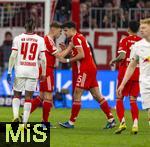 11.02.2026, Fussball DFB-Pokal 2025/2026, Viertelfinale, FC Bayern München - RB Leipzig, in der Allianz-Arena München.  Nach einer Rudelbildung spricht Joshua Kimmich (FC Bayern München) mit Aleksandar Pavlovic (re, Bayern München) Klartext.