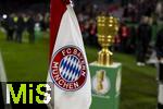 11.02.2026, Fussball DFB-Pokal 2025/2026, Viertelfinale, FC Bayern München - RB Leipzig, in der Allianz-Arena München. Der DFB-Pokal steht auf der Stele bereit am Spielfeldrand, im Vordergrund die Eckfahne mit dem FC Bayern Logo.