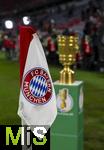 11.02.2026, Fussball DFB-Pokal 2025/2026, Viertelfinale, FC Bayern München - RB Leipzig, in der Allianz-Arena München. Der DFB-Pokal steht auf der Stele bereit am Spielfeldrand, im Vordergrund die Eckfahne mit dem FC Bayern Logo.