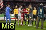 11.02.2026, Fussball DFB-Pokal 2025/2026, Viertelfinale, FC Bayern München - RB Leipzig, in der Allianz-Arena München. Austausch der Wimpel beim Anstoss, v.li: Torwart Maarten Vandevoordt (RB Leipzig),  David Raum (RB Leipzig), Schiedsrichter Daniel Siebert, Torwart Manuel Neuer (FC Bayern München), 