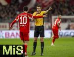 11.02.2026, Fussball DFB-Pokal 2025/2026, Viertelfinale, FC Bayern München - RB Leipzig, in der Allianz-Arena München. Schiedsrichter Daniel Siebert zeigt und pfeift gegen Jamal Musiala (Bayern München) 