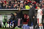 11.02.2026, Fussball DFB-Pokal 2025/2026, Viertelfinale, FC Bayern München - RB Leipzig, in der Allianz-Arena München. Trainerbank Leipzig, mit Teammanagerin Franziska Pietschmann, mit der Nummerntafel zur Auswechslung in der Hand, re: Trainer Ole Werner (RB Leipzig) 