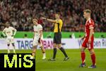 11.02.2026, Fussball DFB-Pokal 2025/2026, Viertelfinale, FC Bayern München - RB Leipzig, in der Allianz-Arena München. Schiedsrichter Daniel Siebert zeigt 