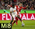 11.02.2026, Fussball DFB-Pokal 2025/2026, Viertelfinale, FC Bayern München - RB Leipzig, in der Allianz-Arena München. v.li: Castello Lukeba (RB Leipzig) gegen Konrad Laimer (FC Bayern München) 