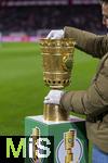 11.02.2026, Fussball DFB-Pokal 2025/2026, Viertelfinale, FC Bayern München - RB Leipzig, in der Allianz-Arena München. Der DFB-Pokal steht auf der Stele bereit. Ein Mitarbeiter mit weissen Schutzhandschuhen nimmt ihn mit.