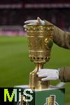 11.02.2026, Fussball DFB-Pokal 2025/2026, Viertelfinale, FC Bayern München - RB Leipzig, in der Allianz-Arena München. Der DFB-Pokal steht auf der Stele bereit. Ein Mitarbeiter mit weissen Schutzhandschuhen nimmt ihn mit.