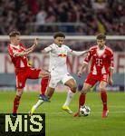 11.02.2026, Fussball DFB-Pokal 2025/2026, Viertelfinale, FC Bayern München - RB Leipzig, in der Allianz-Arena München. v.li: Joshua Kimmich (FC Bayern München), Tidiam Gomis (RB Leipzig),. Leon Goretzka (FC Bayern München) 