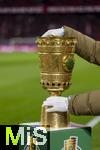 11.02.2026, Fussball DFB-Pokal 2025/2026, Viertelfinale, FC Bayern München - RB Leipzig, in der Allianz-Arena München. Der DFB-Pokal steht auf der Stele bereit. Ein Mitarbeiter mit weissen Schutzhandschuhen nimmt ihn mit.
