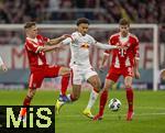 11.02.2026, Fussball DFB-Pokal 2025/2026, Viertelfinale, FC Bayern München - RB Leipzig, in der Allianz-Arena München. v.li: Joshua Kimmich (FC Bayern München), Tidiam Gomis (RB Leipzig),. Leon Goretzka (FC Bayern München) 
