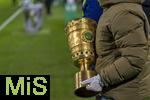 11.02.2026, Fussball DFB-Pokal 2025/2026, Viertelfinale, FC Bayern München - RB Leipzig, in der Allianz-Arena München. Der DFB-Pokal. Ein Mitarbeiter mit weissen Schutzhandschuhen nimmt ihn mit.