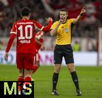11.02.2026, Fussball DFB-Pokal 2025/2026, Viertelfinale, FC Bayern München - RB Leipzig, in der Allianz-Arena München. Schiedsrichter Daniel Siebert zeigt und pfeift gegen Jamal Musiala (Bayern München) 