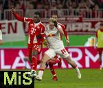 11.02.2026, Fussball DFB-Pokal 2025/2026, Viertelfinale, FC Bayern München - RB Leipzig, in der Allianz-Arena München. v.li: Alphonso Davies (FC Bayern München), Xaver Schlager (RB Leipzig), Michael Olise (FC Bayern München) 