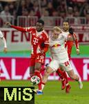 11.02.2026, Fussball DFB-Pokal 2025/2026, Viertelfinale, FC Bayern München - RB Leipzig, in der Allianz-Arena München. v.li: Alphonso Davies (FC Bayern München), Xaver Schlager (RB Leipzig), Michael Olise (FC Bayern München) 
