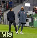 11.02.2026, Fussball DFB-Pokal 2025/2026, Viertelfinale, FC Bayern München - RB Leipzig, in der Allianz-Arena München. v.li: Sportdirektor Christoph Freund (Bayern München) und Trainer Vincent Kompany (FC Bayern München) 