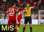11.02.2026, Fussball DFB-Pokal 2025/2026, Viertelfinale, FC Bayern München - RB Leipzig, in der Allianz-Arena München. Schiedsrichter Daniel Siebert zeigt und pfeift gegen Jamal Musiala (Bayern München) 