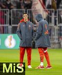 11.02.2026, Fussball DFB-Pokal 2025/2026, Viertelfinale, FC Bayern München - RB Leipzig, in der Allianz-Arena München. Jamal Musiala (Bayern München) und Alphonso Davies (FC Bayern München) vor dem Spiel auf dem Platz.