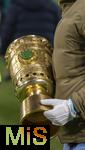 11.02.2026, Fussball DFB-Pokal 2025/2026, Viertelfinale, FC Bayern München - RB Leipzig, in der Allianz-Arena München. Der DFB-Pokal. Ein Mitarbeiter mit weissen Schutzhandschuhen nimmt ihn mit.