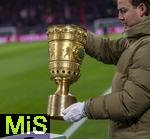 11.02.2026, Fussball DFB-Pokal 2025/2026, Viertelfinale, FC Bayern München - RB Leipzig, in der Allianz-Arena München. Der DFB-Pokal steht auf der Stele bereit. Ein Mitarbeiter mit weissen Schutzhandschuhen nimmt ihn mit.