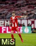 11.02.2026, Fussball DFB-Pokal 2025/2026, Viertelfinale, FC Bayern München - RB Leipzig, in der Allianz-Arena München. Leon Goretzka (FC Bayern München) gibt Anweisungen.